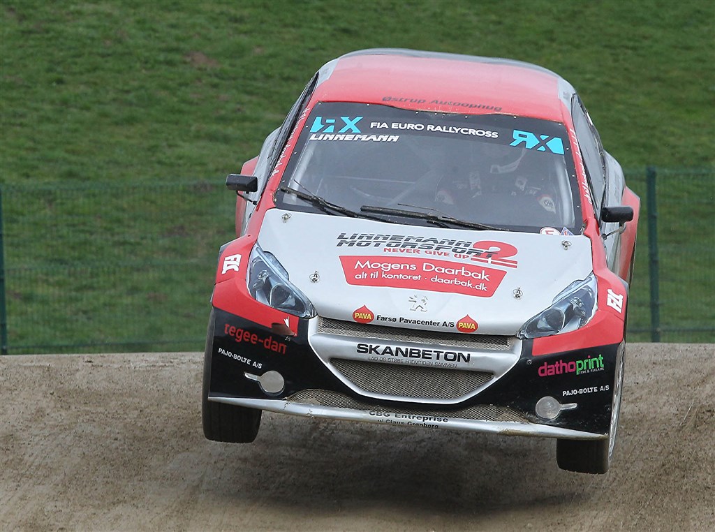 Ulrik Linnemann går til makronerne i sin Peugeot 208 SUPER 1600-racer, som har kælenavnet: FRIDA.
(Foto: Johnny Loix)